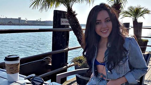 Уитни и её купальник не выдержали жаркой дрочки - смех сквозь слюни