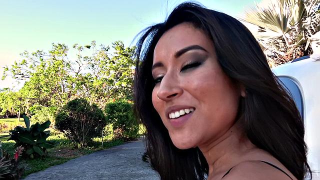 латиночка устраивает жаркий трах на рассвете нового года прямо в машине