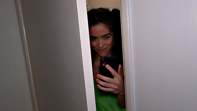 жаркая тёлка ловит белый хер прямо в мокрую киску