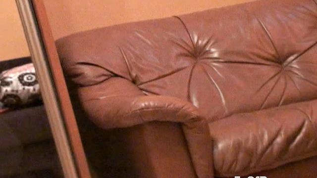 брюнетка с пирсингом в пупке дрочит игрушкой на диване