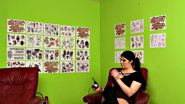 британка с пышной грудью раздевается перед черным парнем в вуайеристской паре