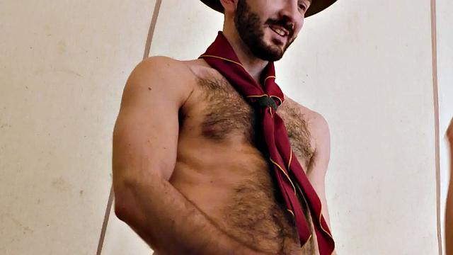 Твинк-скаут трахнут в палатке зрелым парнем с волосатой грудью