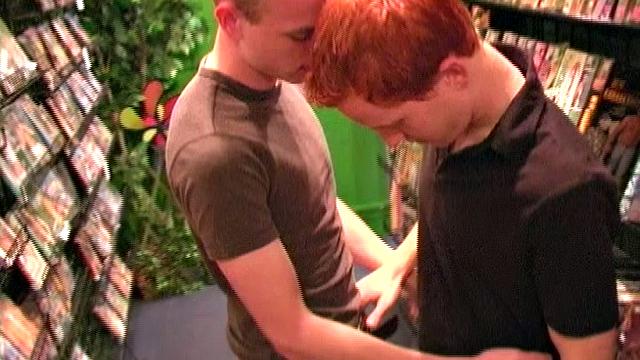 рыжий красавец жадно скачет на огромном члене