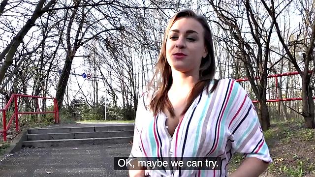 пышная красотка сосёт и скачет на члене на улице