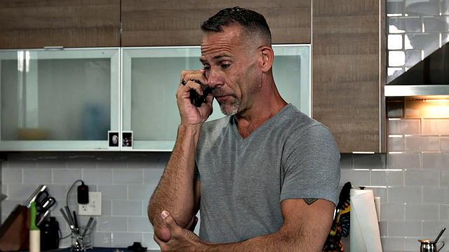 Busty German babe Blondie Bombshell trades bratwurst for American sausage