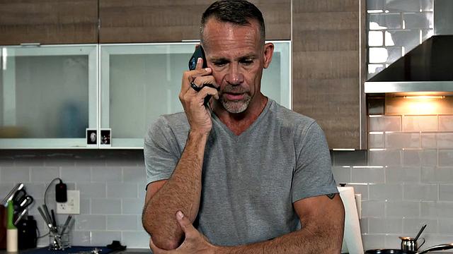 Busty German babe Blondie Bombshell trades bratwurst for American sausage