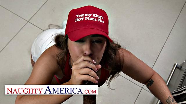 Big booty delivery girl Tommy King takes bbc for pizza