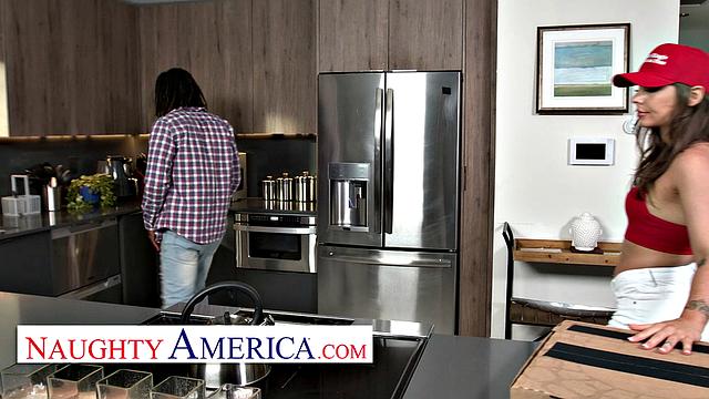 Big booty delivery girl Tommy King takes bbc for pizza