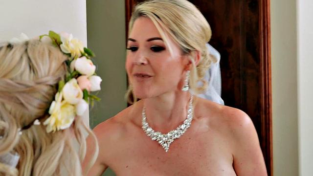 две развратные невесты и жених устраивают жаркую оргию в спальне