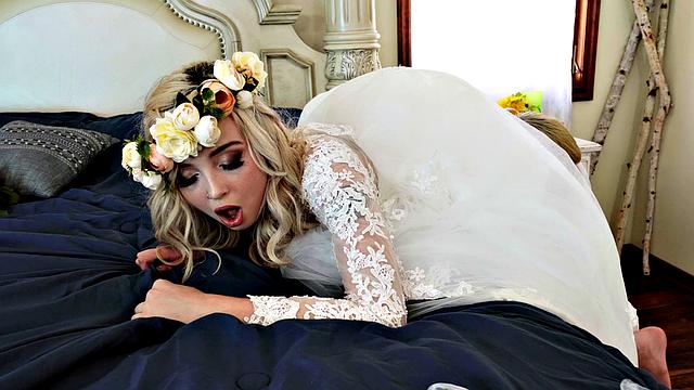 две развратные невесты и жених устраивают жаркую оргию в спальне