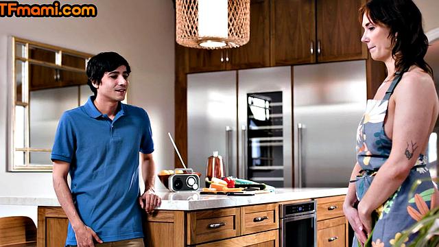 Bootylicious inked stepmom banged in the kitchen