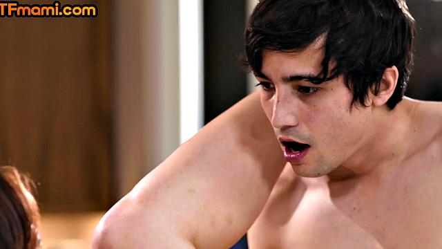 Bootylicious inked stepmom banged in the kitchen