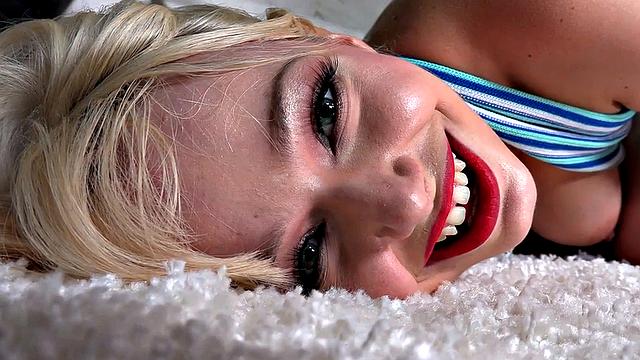 Волосатая милфа скачет на члене и глотает, будто забыла про возраст