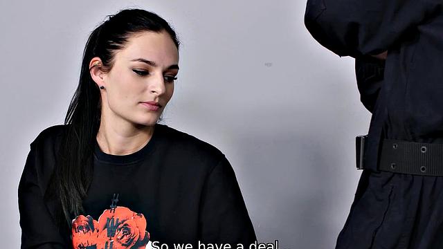 сексуальная брюнетка получает жёстко от охранника и тонет в сперме