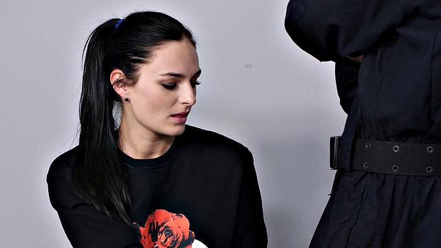 сексуальная брюнетка получает жёстко от охранника и тонет в сперме