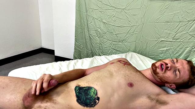 смотри, как качок с волосатыми подмышками дрочит и кончает себе на живот