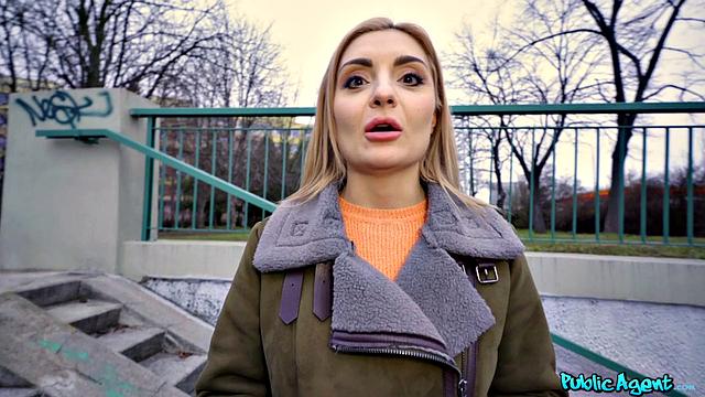 Смотри, как Caty Kiss сосет и дает в киску за деньги на улице в Праге.