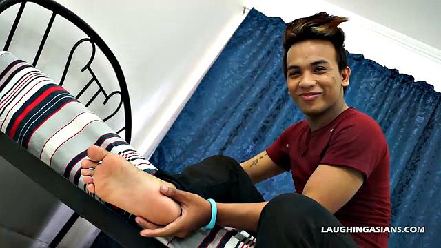 азиатский красавец медленно раздевается, показывает ноги и дрочит