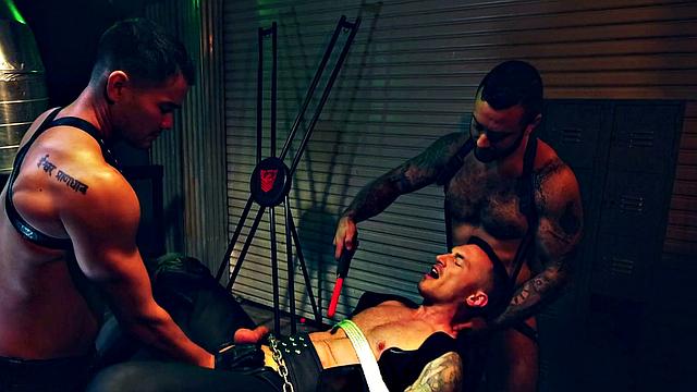 Дерек Кейдж в наручниках - два качка жестко имеют и кончают в него