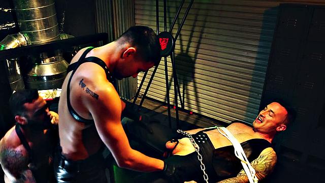 Дерек Кейдж в наручниках - два качка жестко имеют и кончают в него