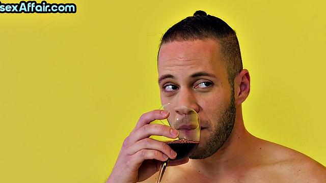 Брутальный би с пучком заводит пару на страстный тройничок