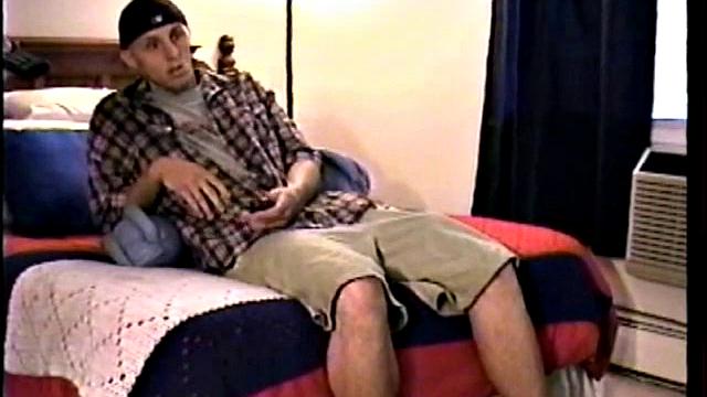 Смотри, как опытный парень дрочит Дэйви до мощного финиша