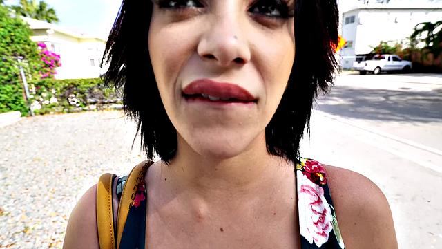 знойная латинка раздвигает ноги за деньги прямо на улице