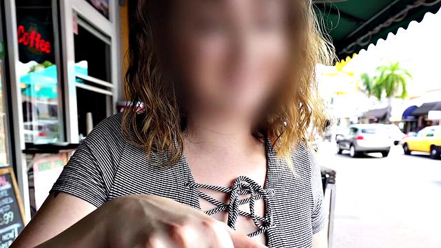 знойная латинка раздвигает ноги за деньги прямо на улице