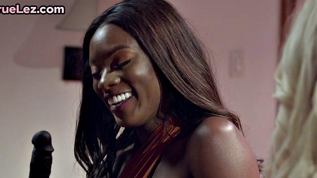 Ebony lez bae passionate pleasing her GF's wet pussy