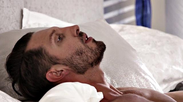 татуированная с маленькой грудью ловит сперму на лицо после жаркого секса на кухне