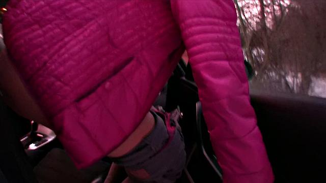 Случайная красотка в машине жаждет жесткого траха