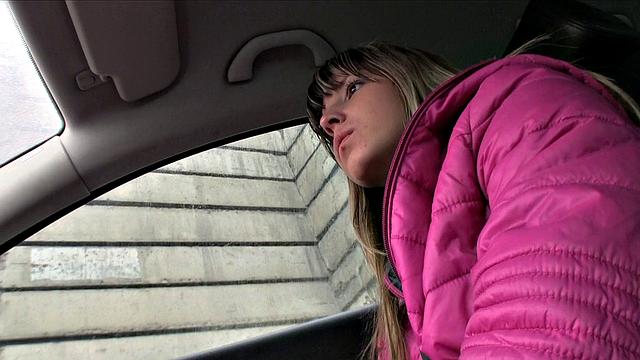 Случайная красотка в машине жаждет жесткого траха