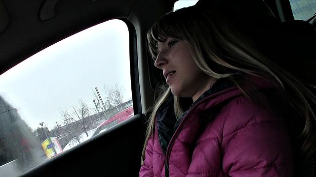 Случайная красотка в машине жаждет жесткого траха