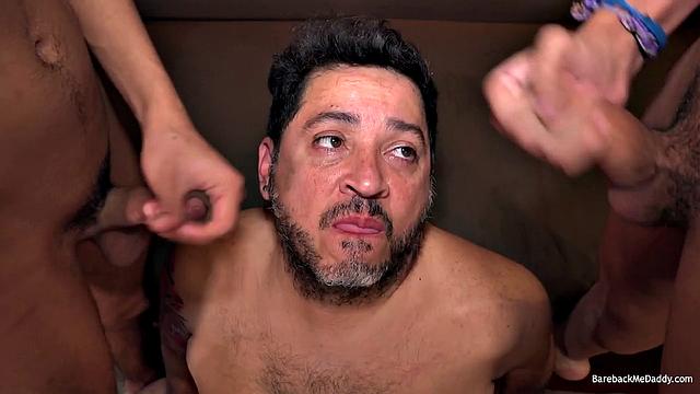 Три парня устраивают групповую гей-вечеринку с игрушками и кончают вместе.