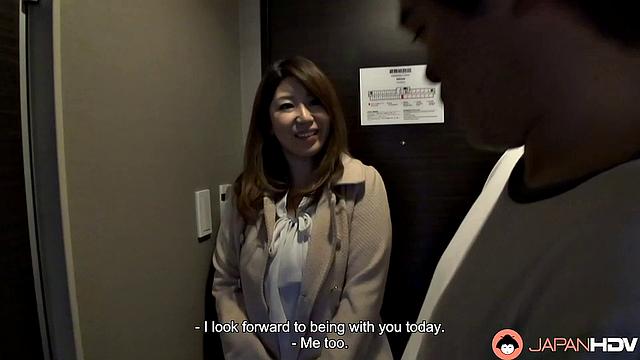 Naho Hazuki visits a client in his room to spend the evening