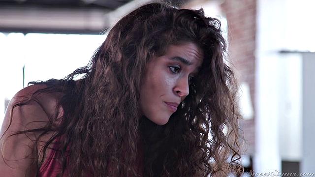 Виктория Вокс трахает себя шаловливым языком и доводит Райана Маклейна до оргазма на кровати в леггинсах и стрингах.