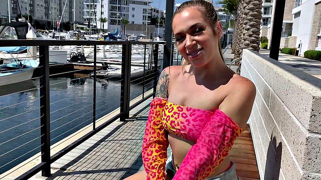 rory страстно насаживается и просит глубже