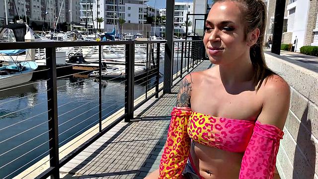 rory страстно насаживается и просит глубже