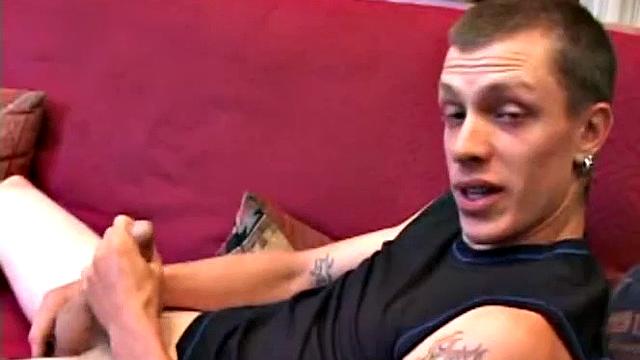 Гей-любитель Шейн дрочит на камеру и кончает в руку.