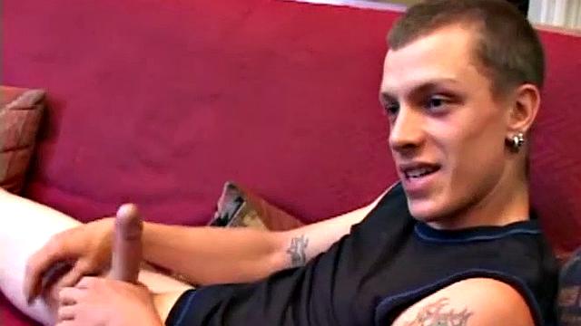 Гей-любитель Шейн дрочит на камеру и кончает в руку.