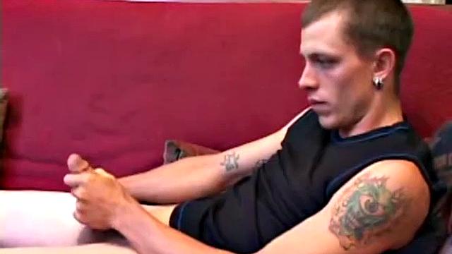 Гей-любитель Шейн дрочит на камеру и кончает в руку.