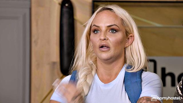 Постоялица жалуется на ресепшн, а Asia Vargas и Tommy Cabrio устраивают секс-марафон прямо за её спиной - потом продолжают в номере, без лишних свидетелей.