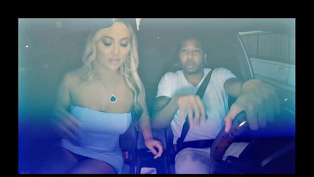 девка накачала попу маслом и устроила шоу на диване