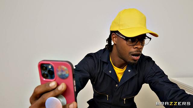 Две избалованные красотки устраивают горячий стрим с рабочими - секс по заказу зрителей в прямом эфире!