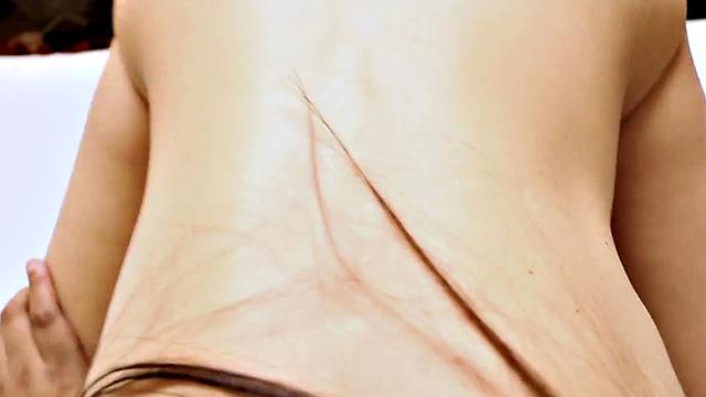 оливия трёт гладкую киску и шутит про глубокий минет