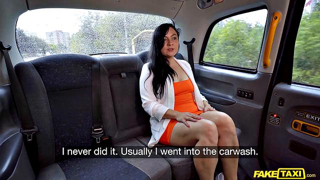 MILF pays for taxi with her pussy and gets it wet