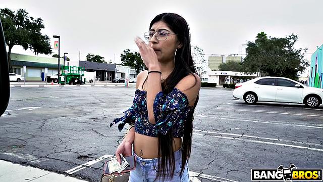 Бинки согласилась на секс за "деньги" и чуть не разочаровалась в людях, но кончила на лицо и поехала дальше по делам в Майами с фейковой зарплатой.