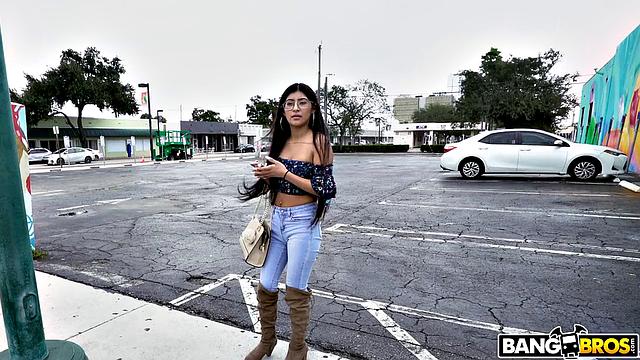 Бинки согласилась на секс за "деньги" и чуть не разочаровалась в людях, но кончила на лицо и поехала дальше по делам в Майами с фейковой зарплатой.