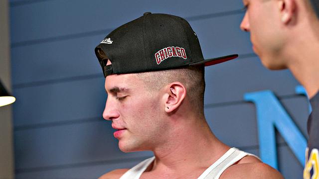 мускулистые братки жестко трахают новичка втроем