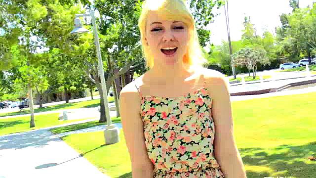 Астрид дрочит на свежем воздухе в коротком платье